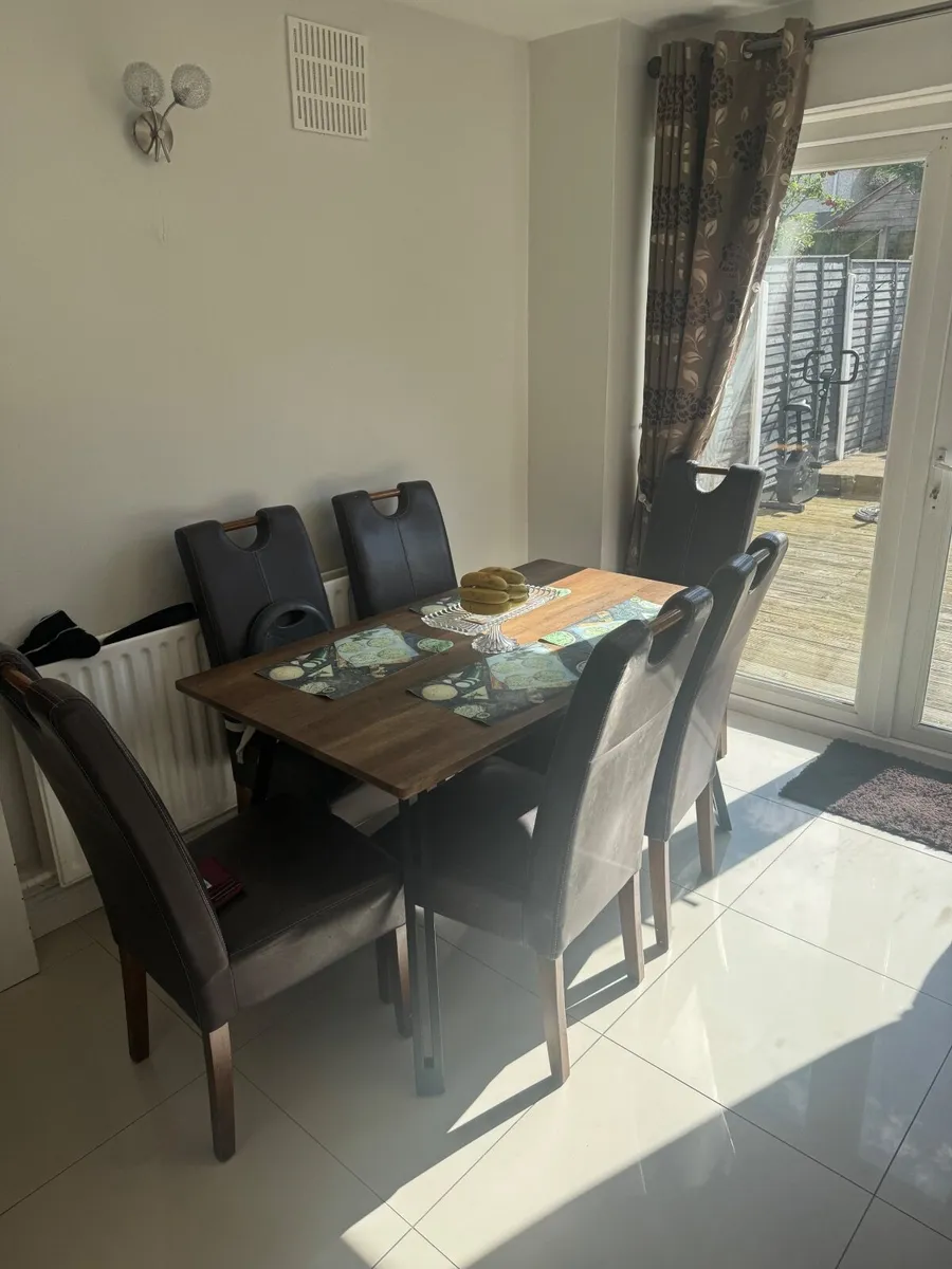 Table and chairs - Image 4