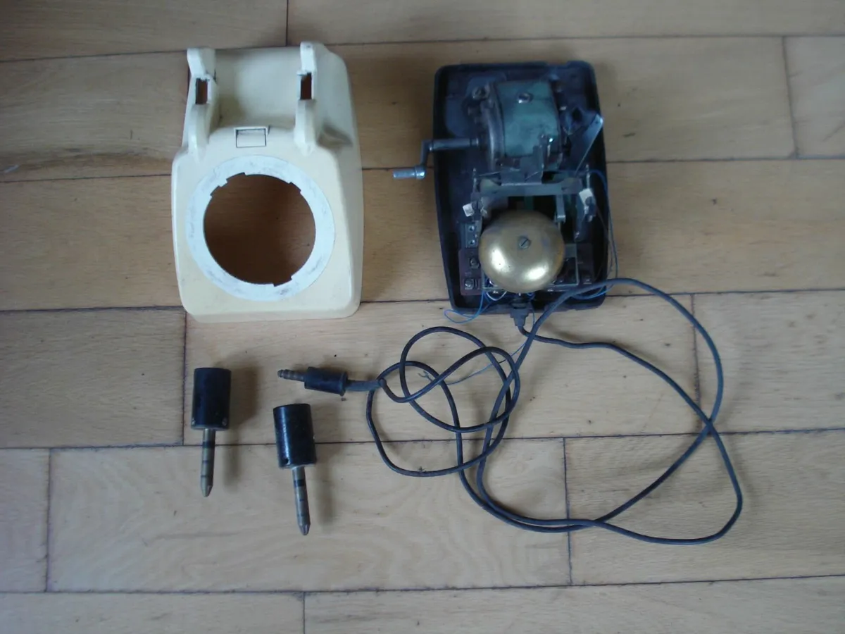 VINTAGE FINGER DIAL TELEPHONE PARTS. - Image 1