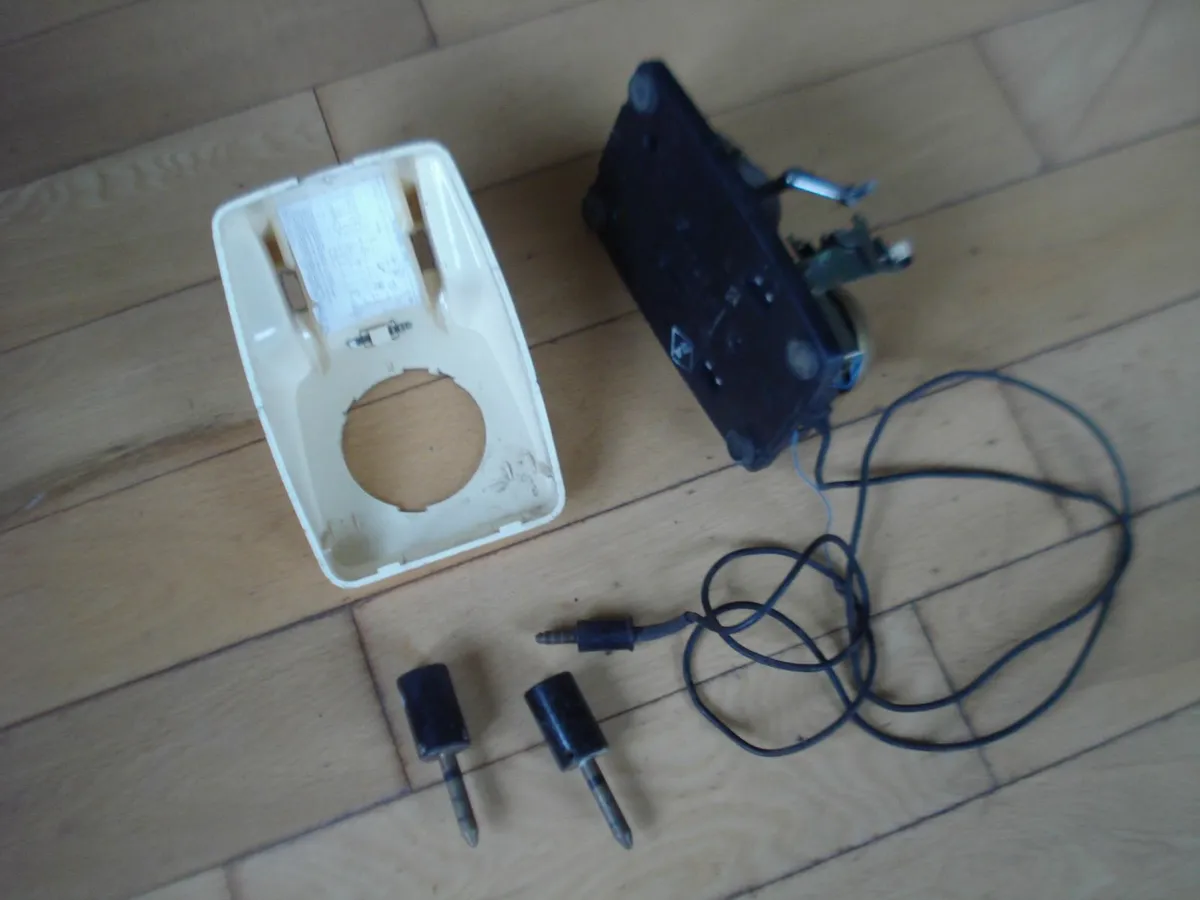 VINTAGE FINGER DIAL TELEPHONE PARTS. - Image 2