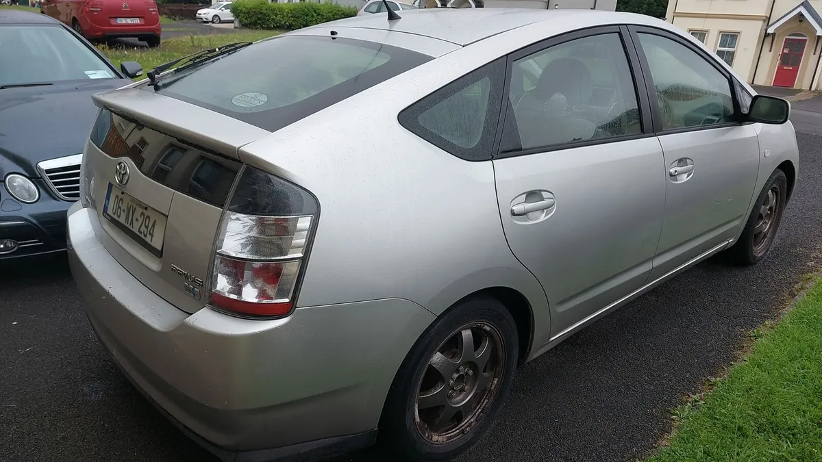 Prius 2 - Image 2