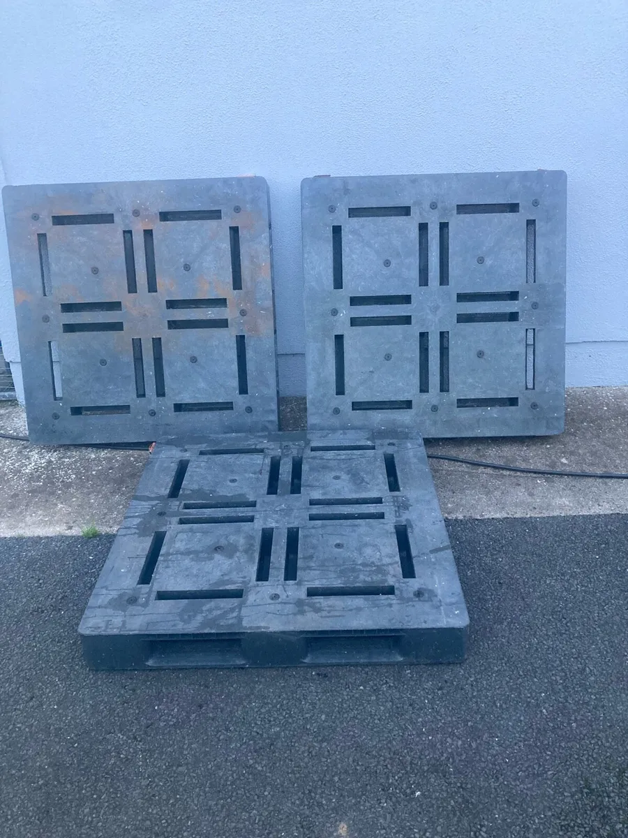 Good Solid plastic pallets - Image 1