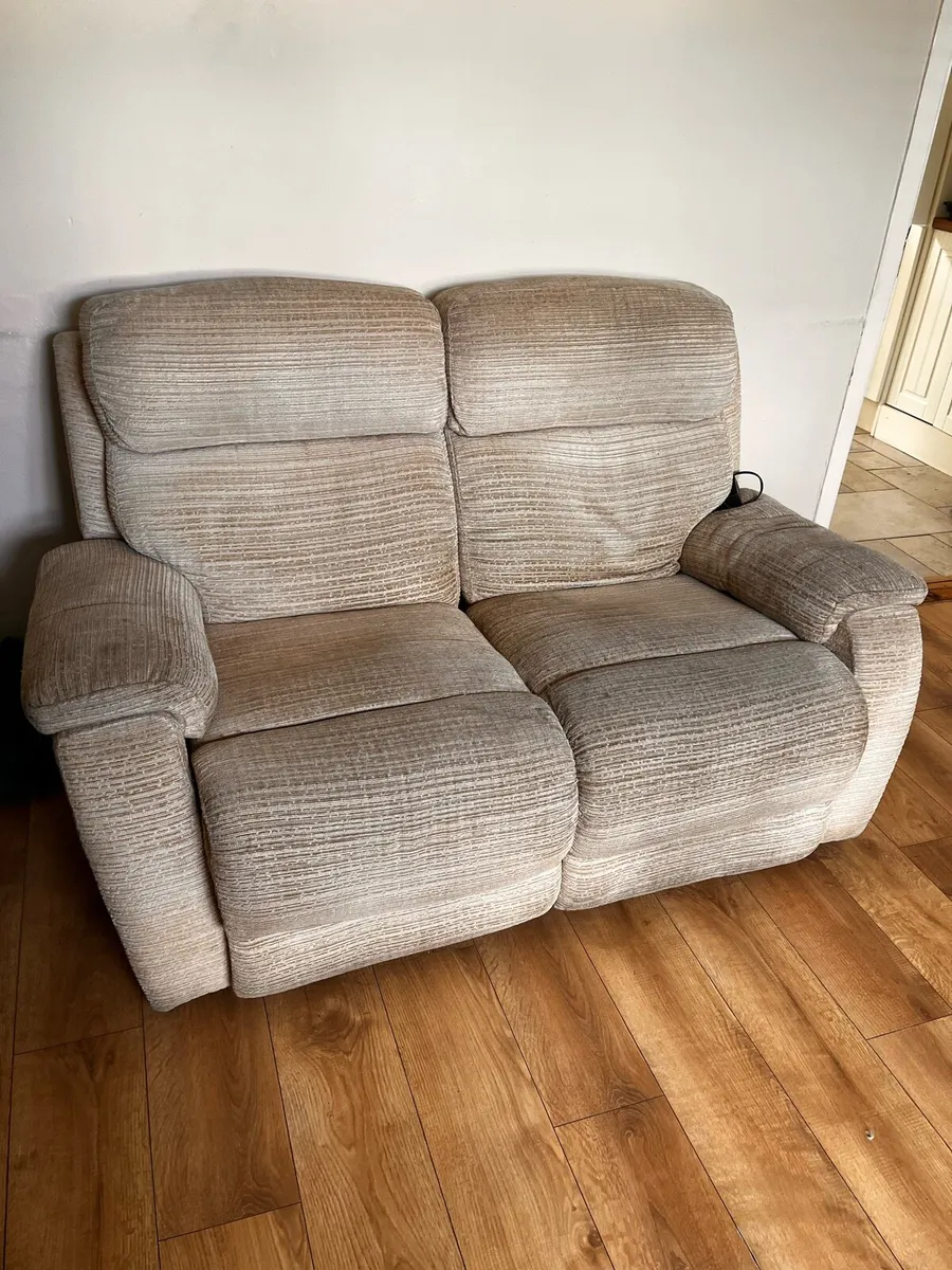 Electric recliner 3 and 2 seater couch - Image 4