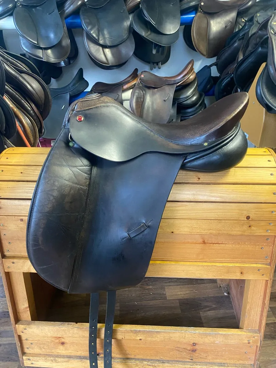 Albion dressage saddle 17.5 - Image 1