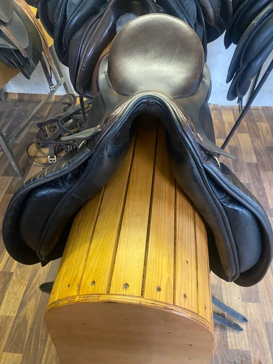 Albion dressage saddle 17.5 - Image 2
