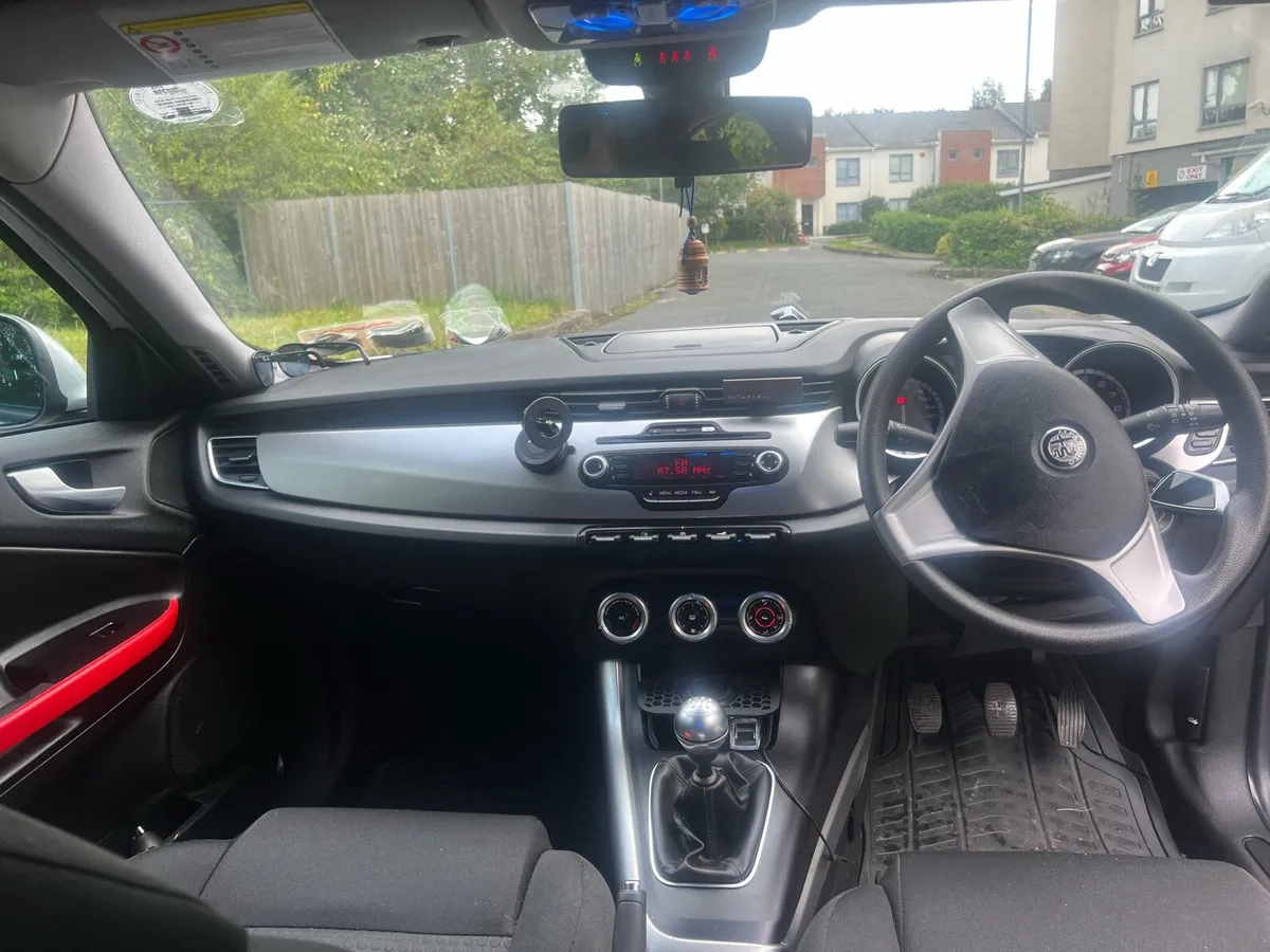 Alfa Romeo giulietta 2012 only 80,000 km - Image 3