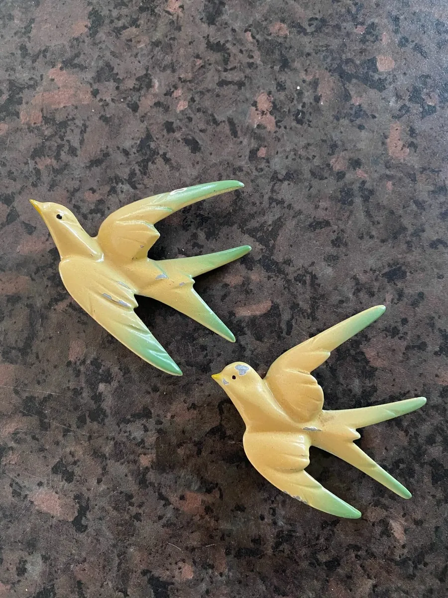 Vintage 1940 Parkside wall plaque Pair of Swallows - Image 1
