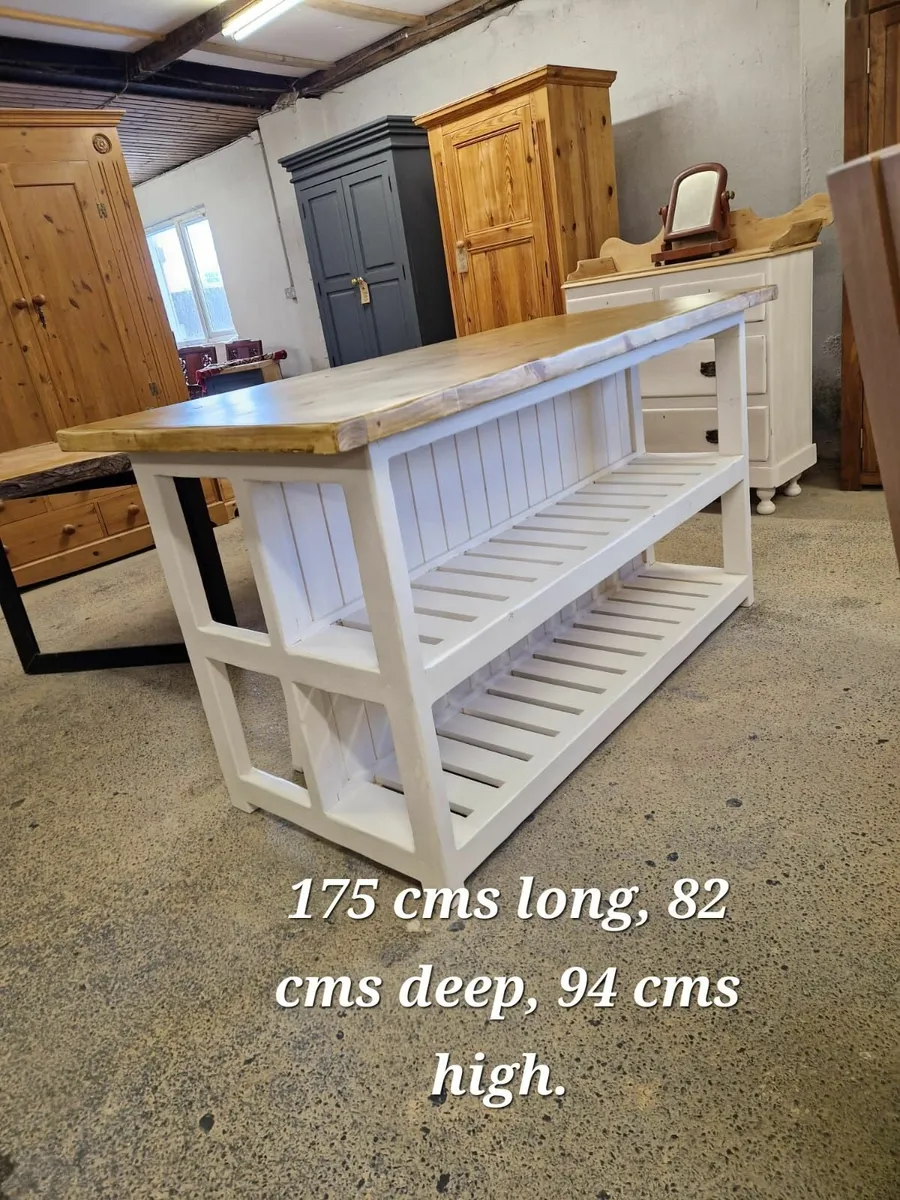 Large rustic style kitchen island, matching stools - Image 4