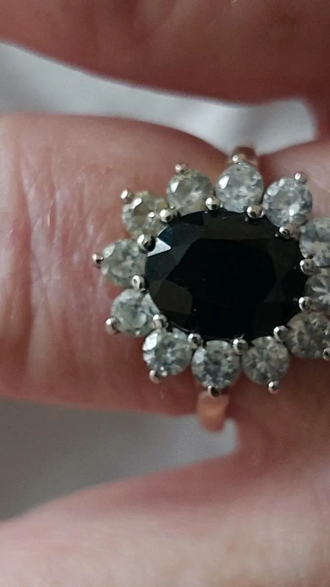9ct gold ring - Image 1