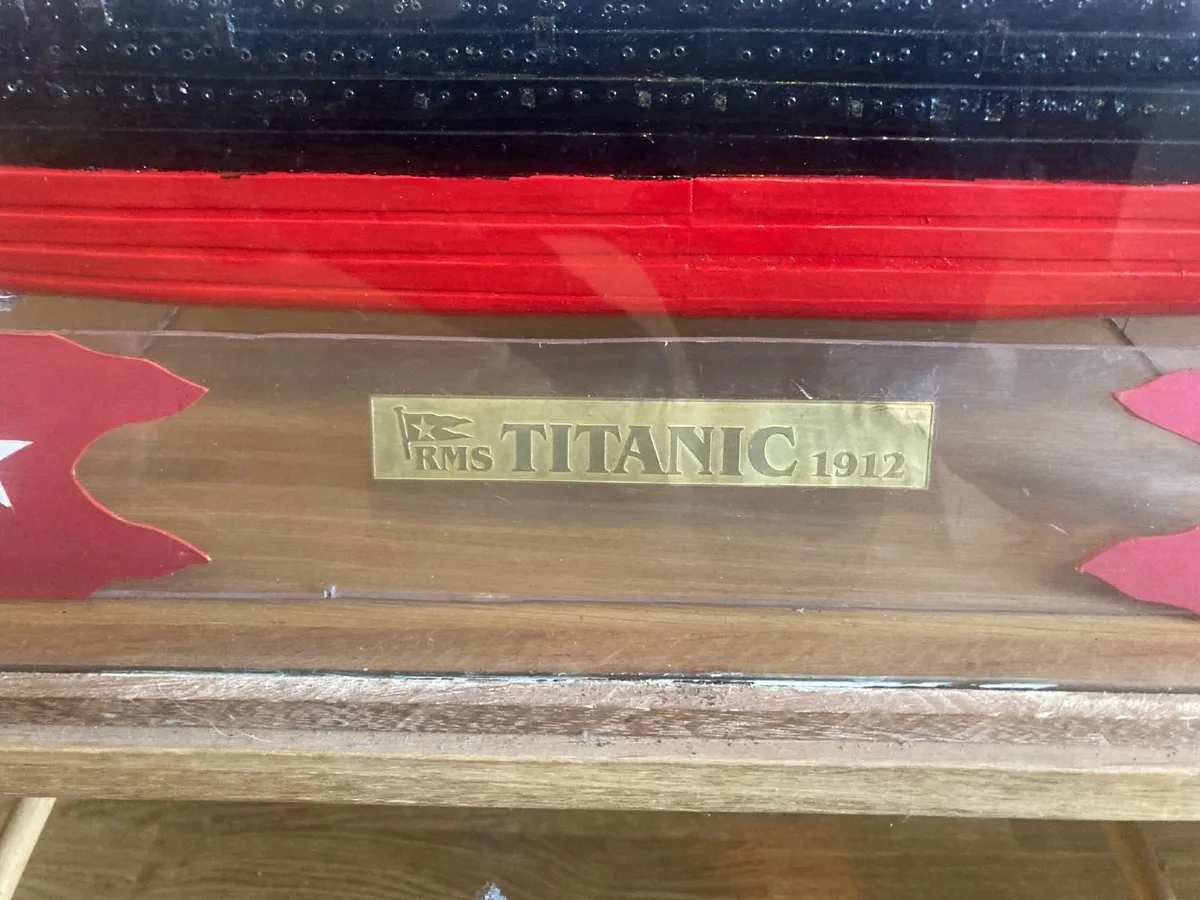 Replica Titanic In Glass Cabinet - Image 2