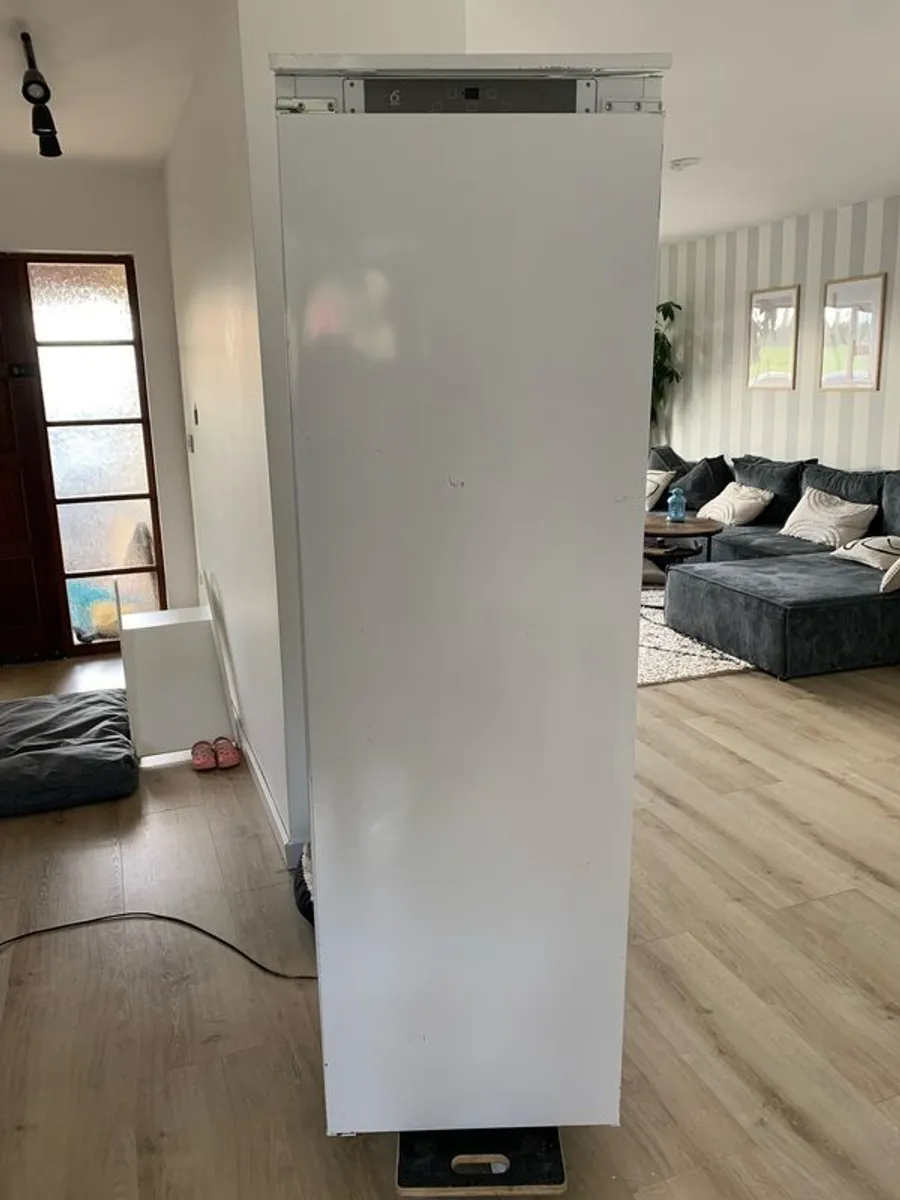Whirlpool 6th sense integrated freezer - Image 1