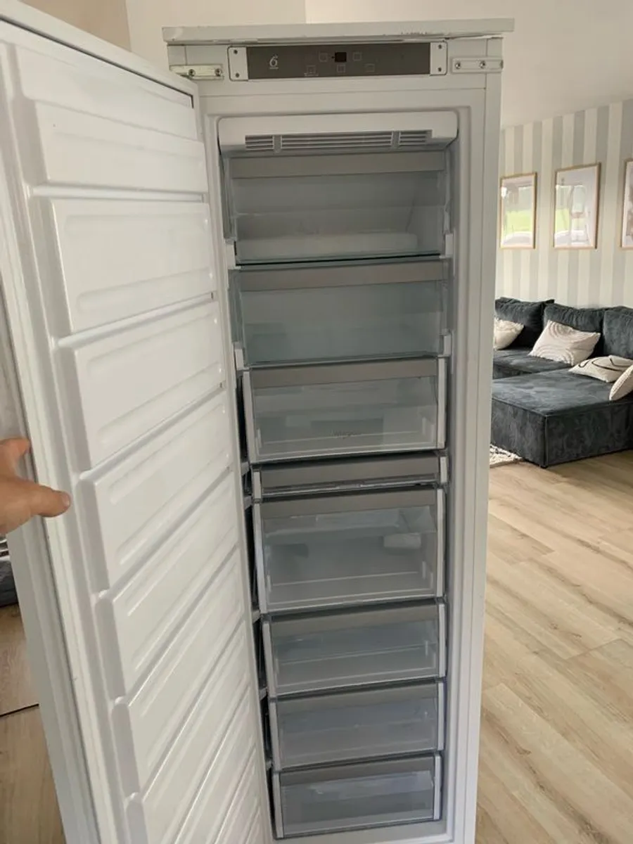 Whirlpool 6th sense integrated freezer - Image 3