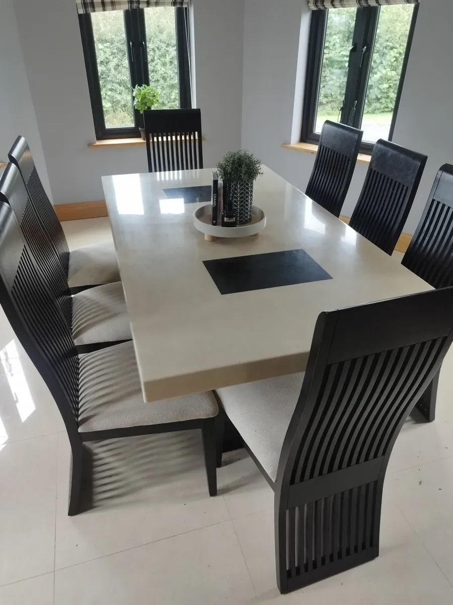 Table and chairs - Image 1
