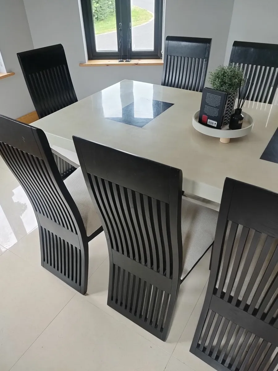Table and chairs - Image 2