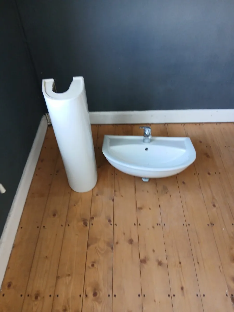 Bathroom sink - Image 1
