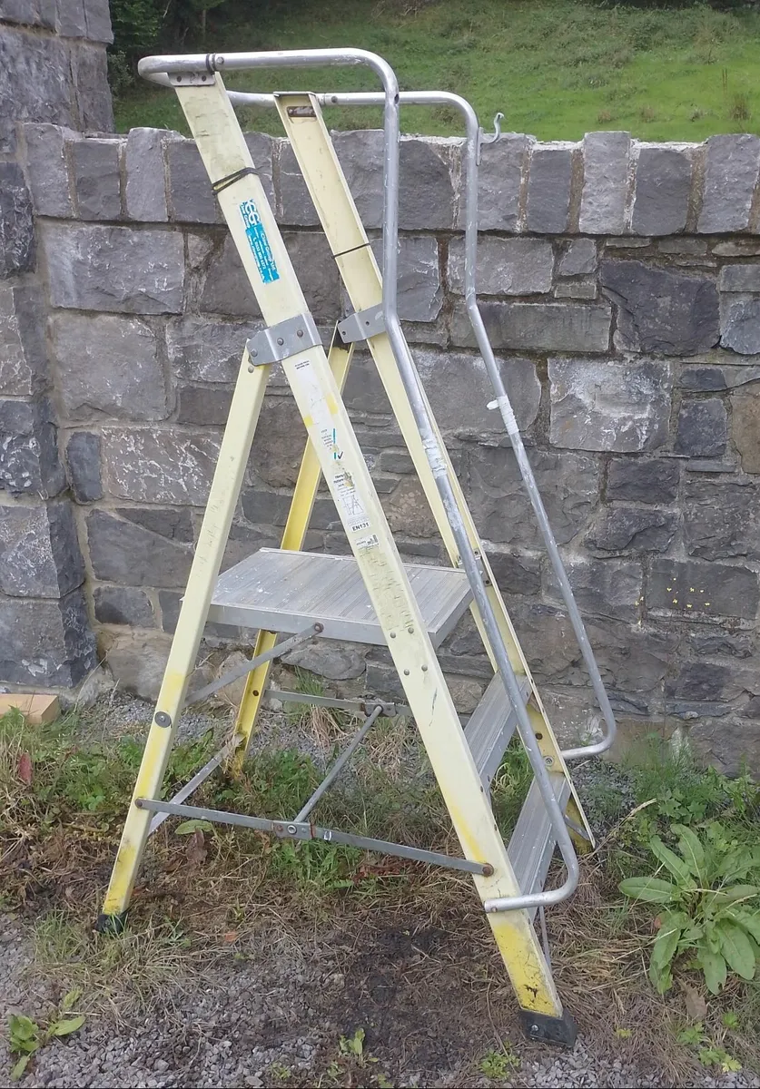 Clow fiberglass aluminum podium platform steps - Image 1