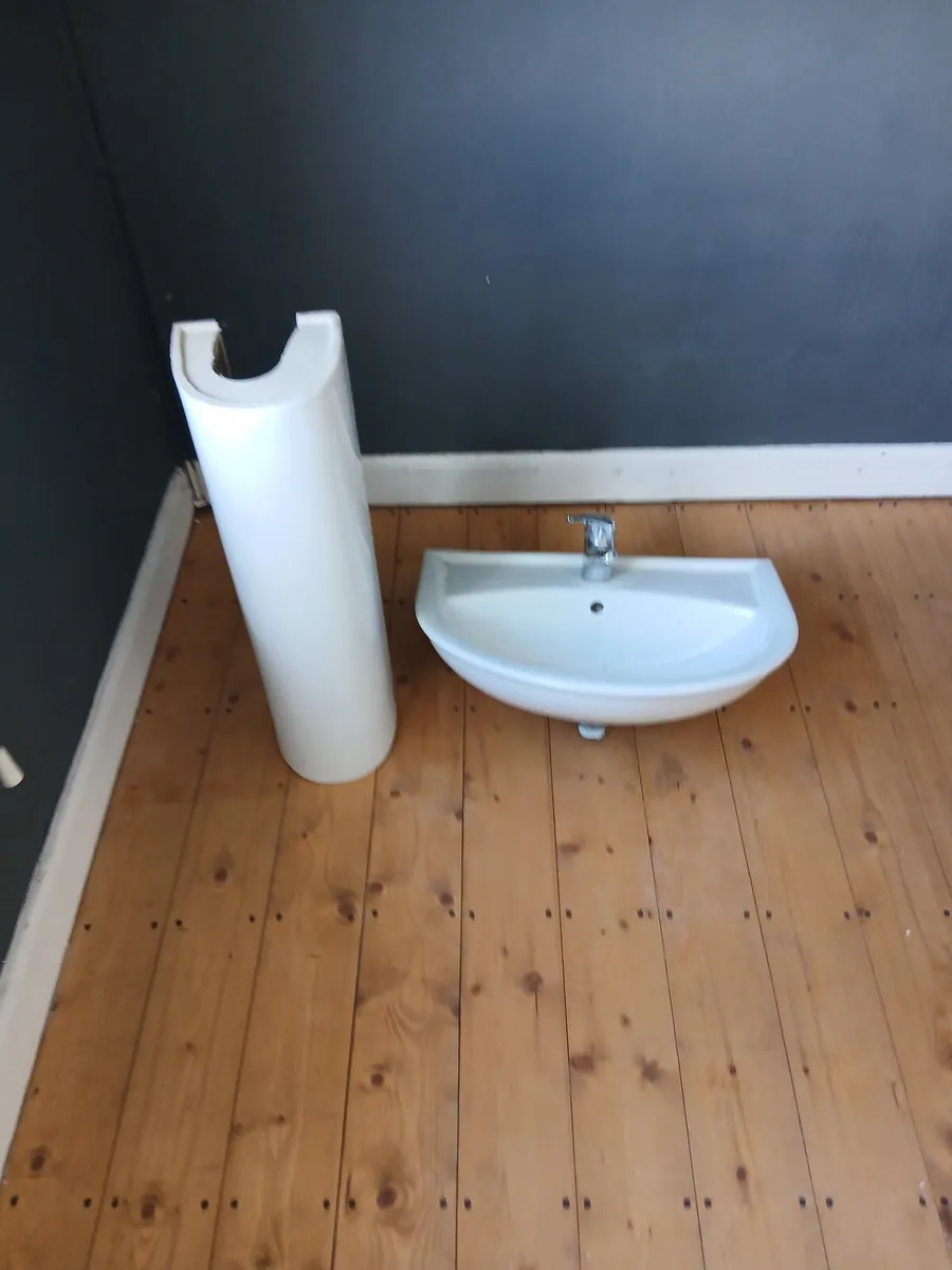 Bathroom sink - Image 2