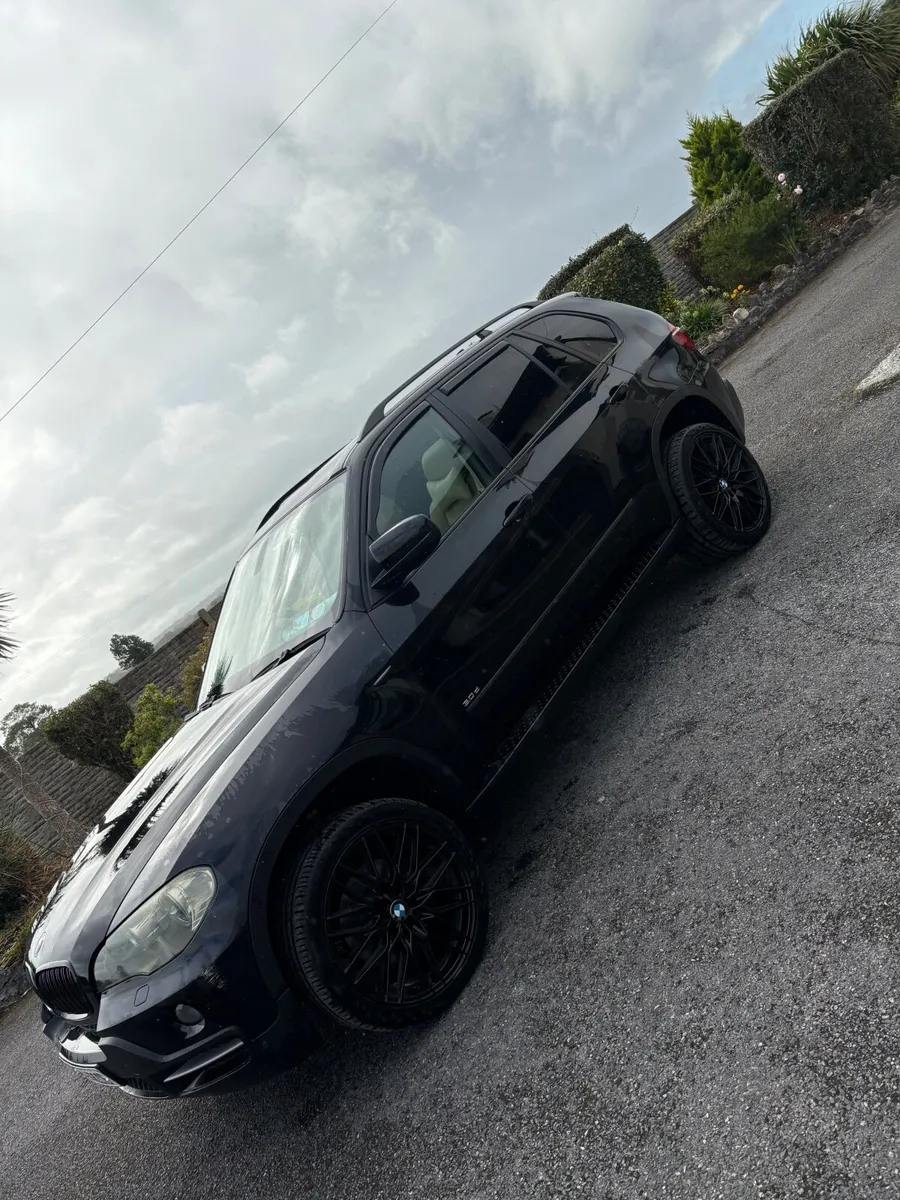 BMW X5 e70 crew cab - Image 1