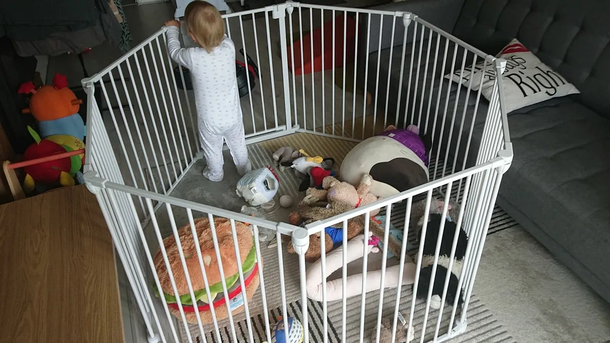 baby playpen / safety gate - Image 1