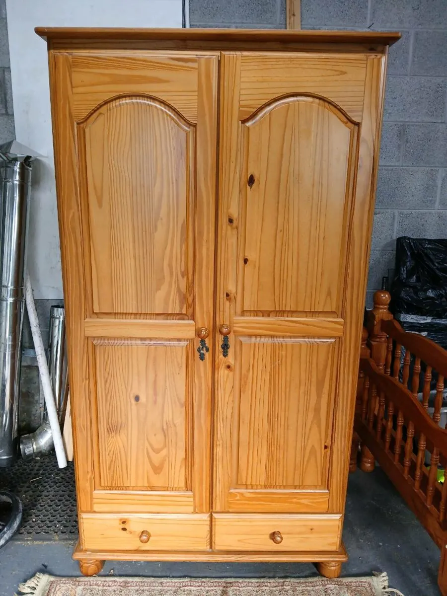 Bed and wardrobe - Image 1