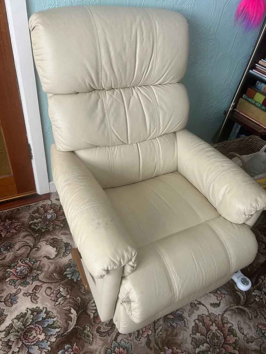 3 Lazy boy reclining armchairs - Image 1