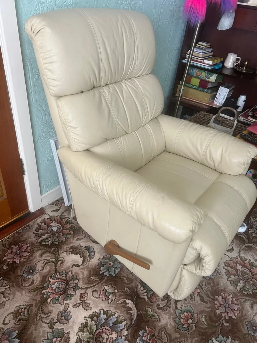 3 Lazy boy reclining armchairs - Image 3