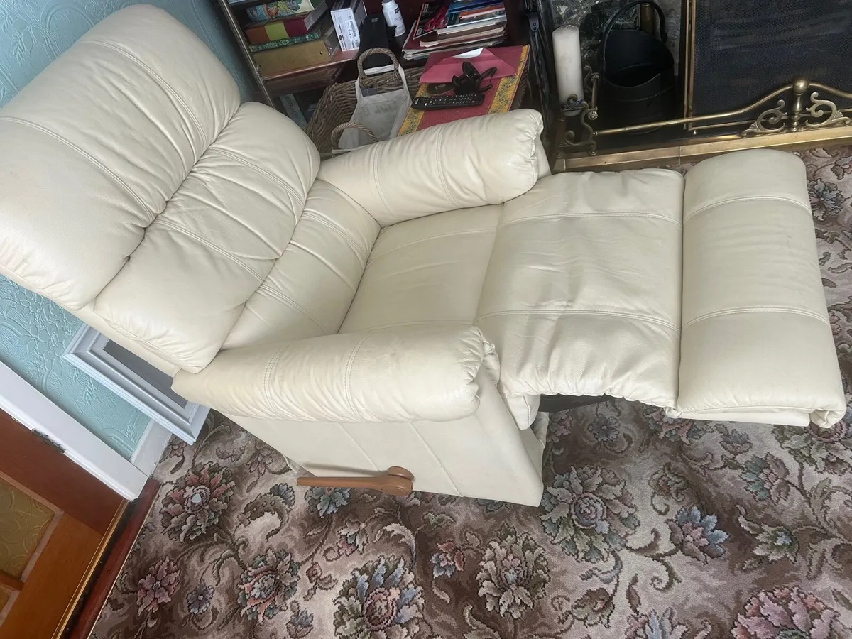 3 Lazy boy reclining armchairs - Image 4