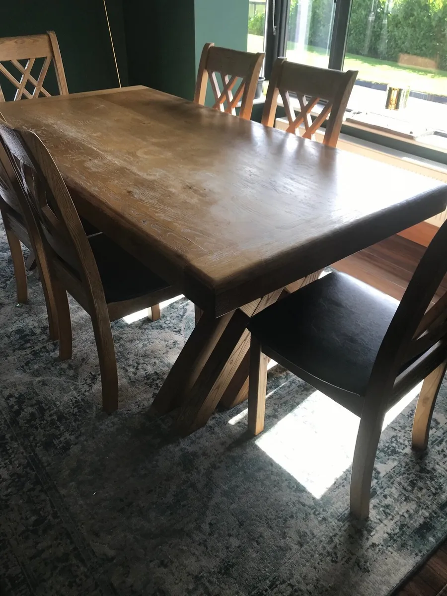 Table and chairs - Image 1