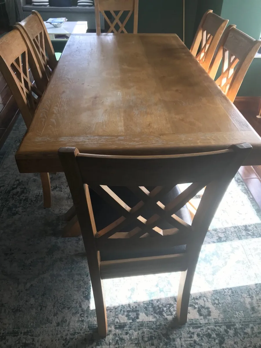 Table and chairs - Image 2