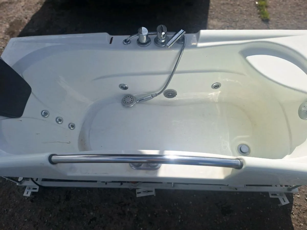 Jacuzzi bathroom tub - Image 1