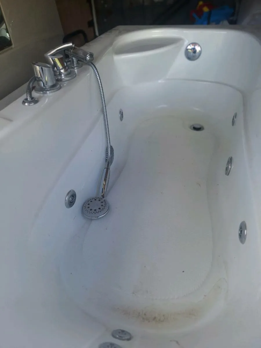 Jacuzzi bathroom tub - Image 2