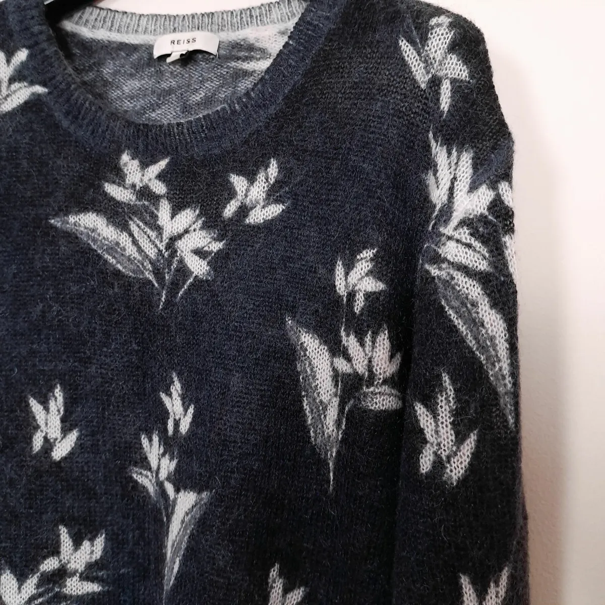 Reiss Navy Blue White Leaf Floral Jumper Mens XL - Image 4