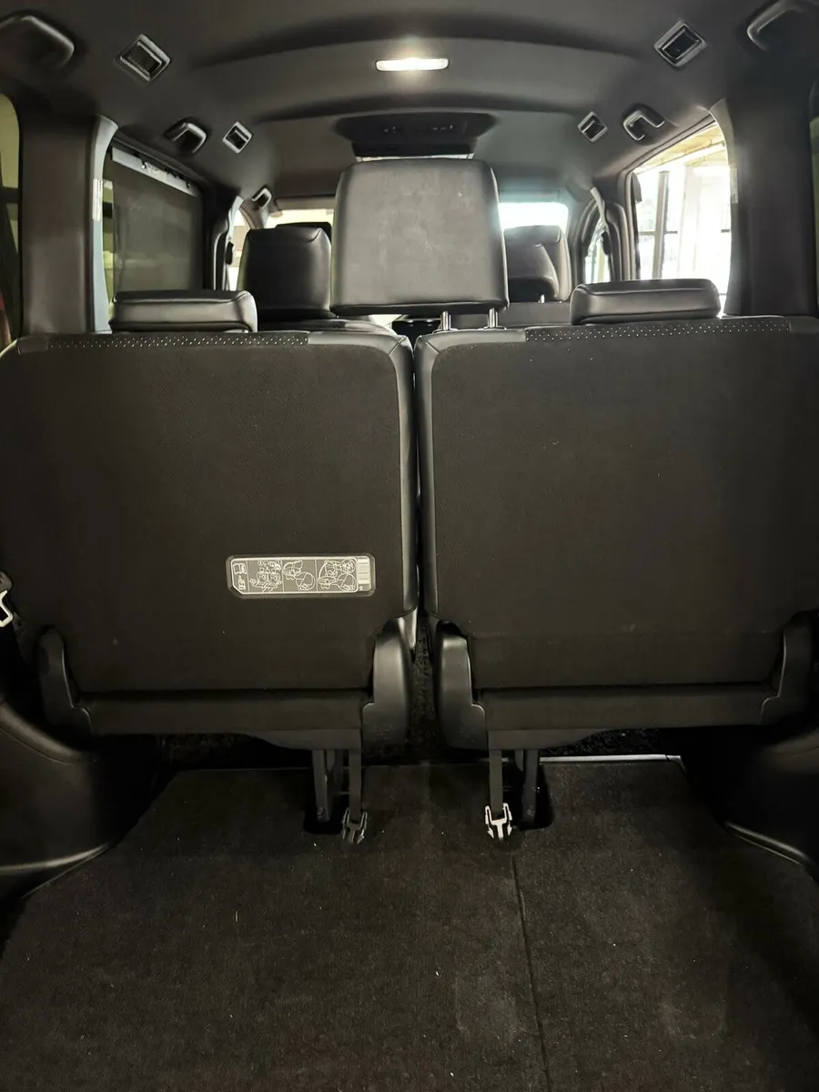 Toyota Voxy 2021 hybrid 1.8L €28950 - Image 3