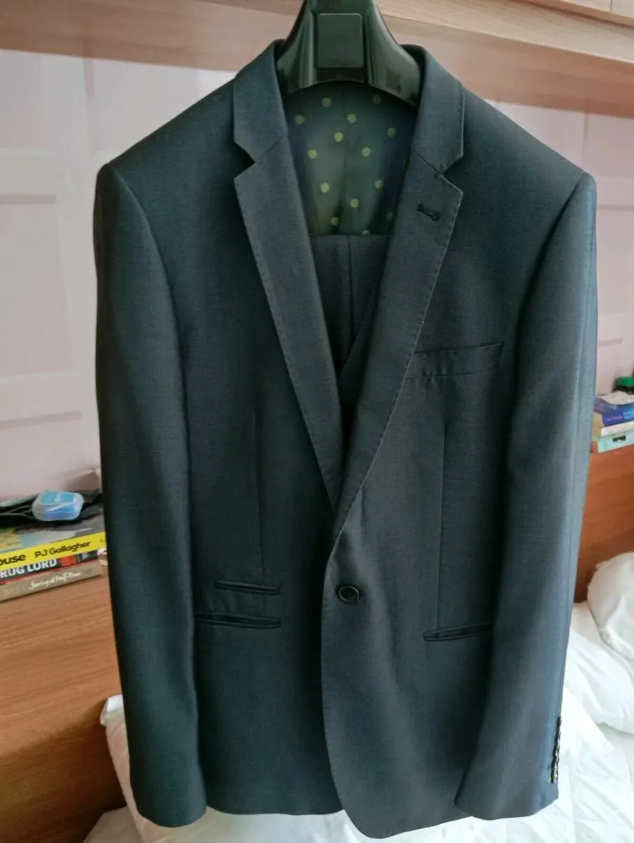Three-piece wedding suit - Image 2