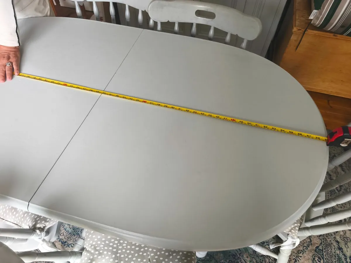 Dining table and 6 chairs - Image 2