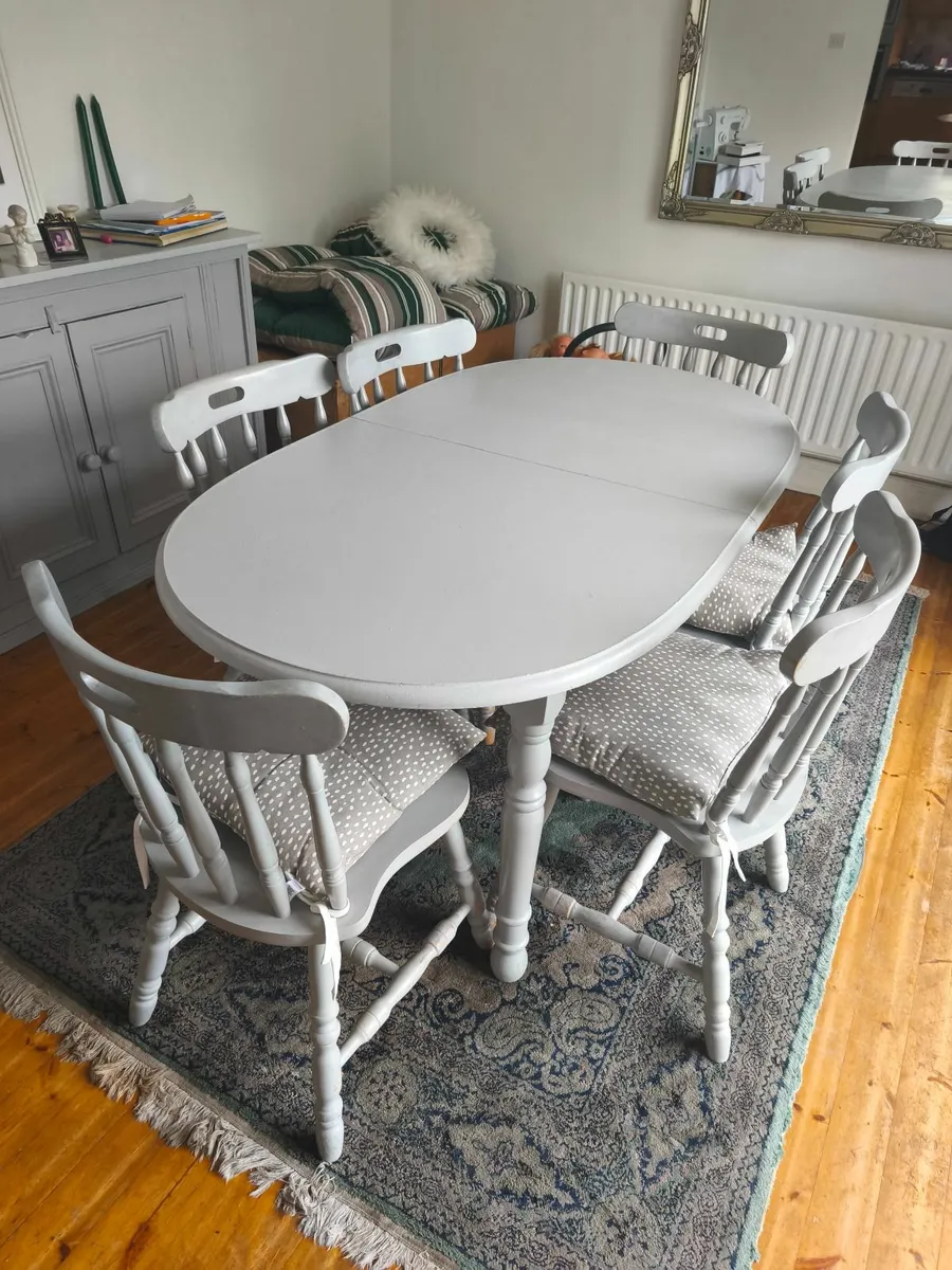 Dining table and 6 chairs - Image 1
