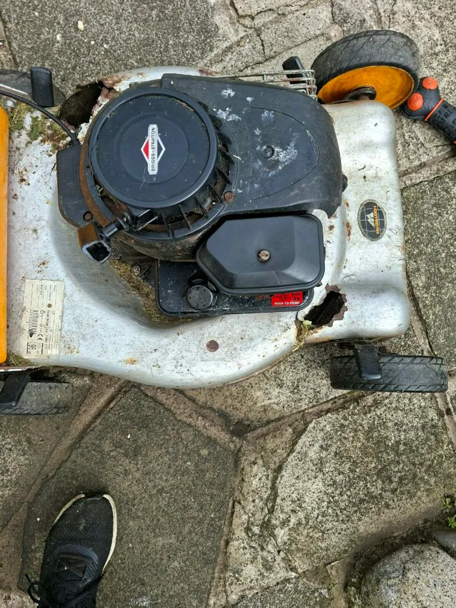 lawnmower  engine  briggs and stratton  4hp - Image 1