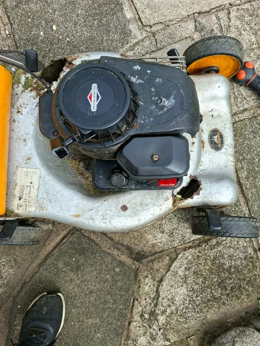 lawnmower  engine  briggs and stratton  4hp - Image 2