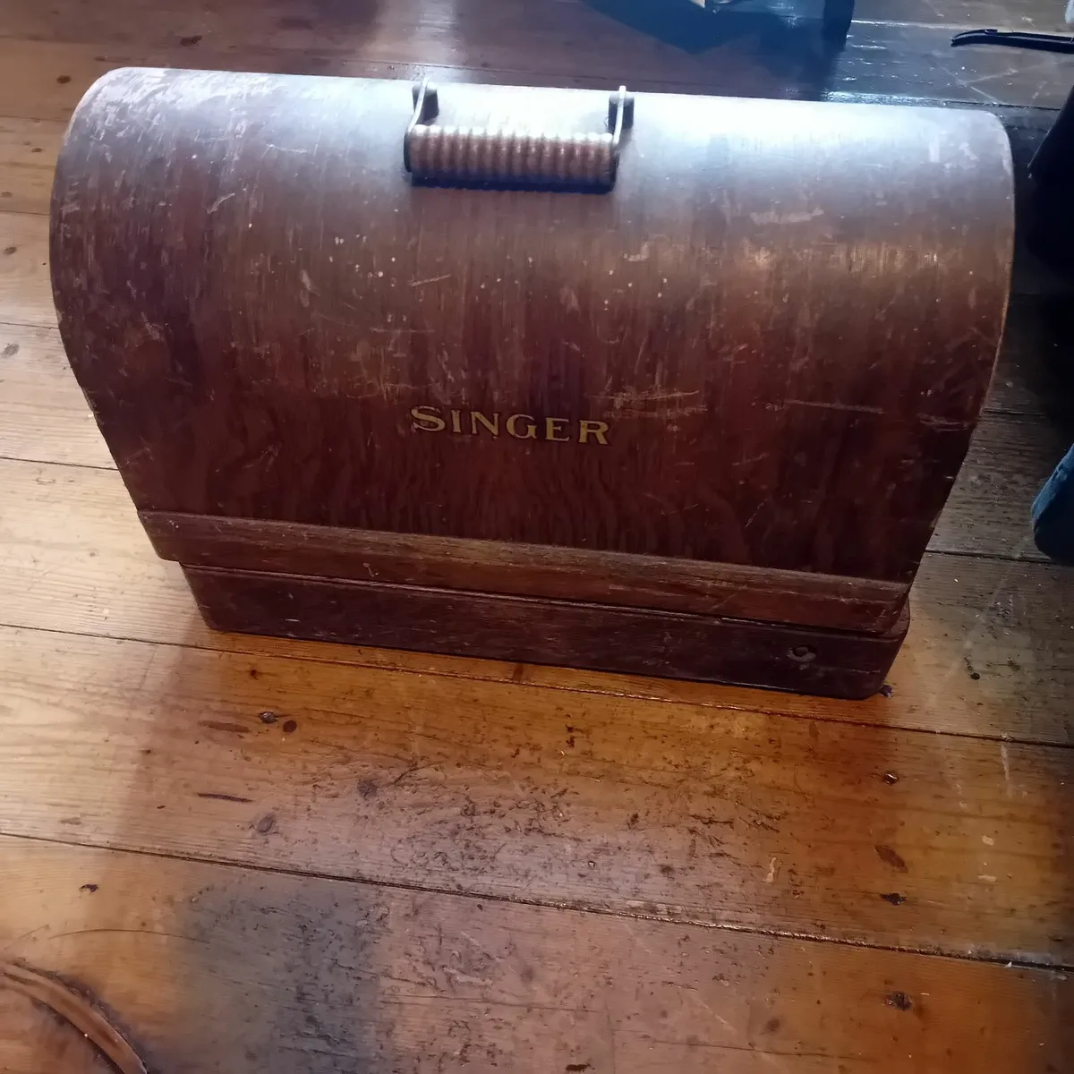 Singer sewing machine in case - Image 1