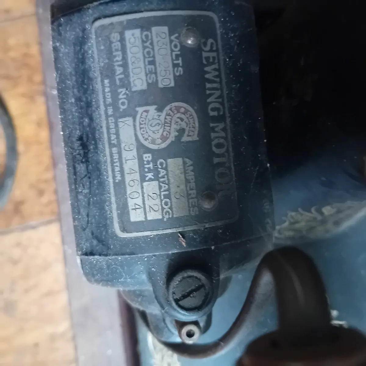 Singer sewing machine in case - Image 2