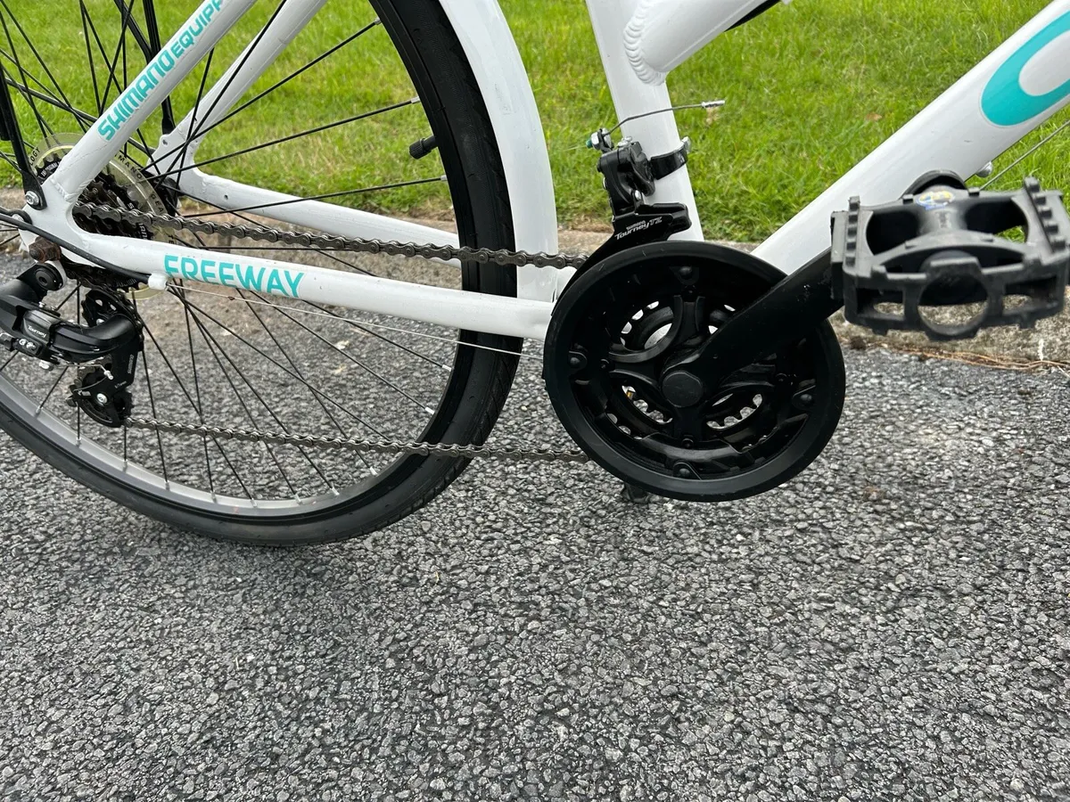 Cross Freeway Hybrid Bicycle - Image 3
