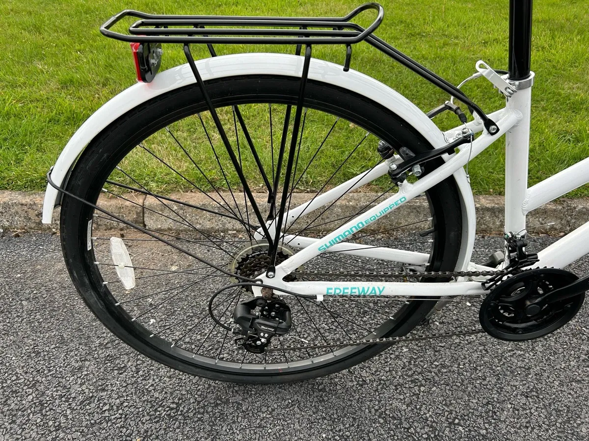Cross Freeway Hybrid Bicycle - Image 4