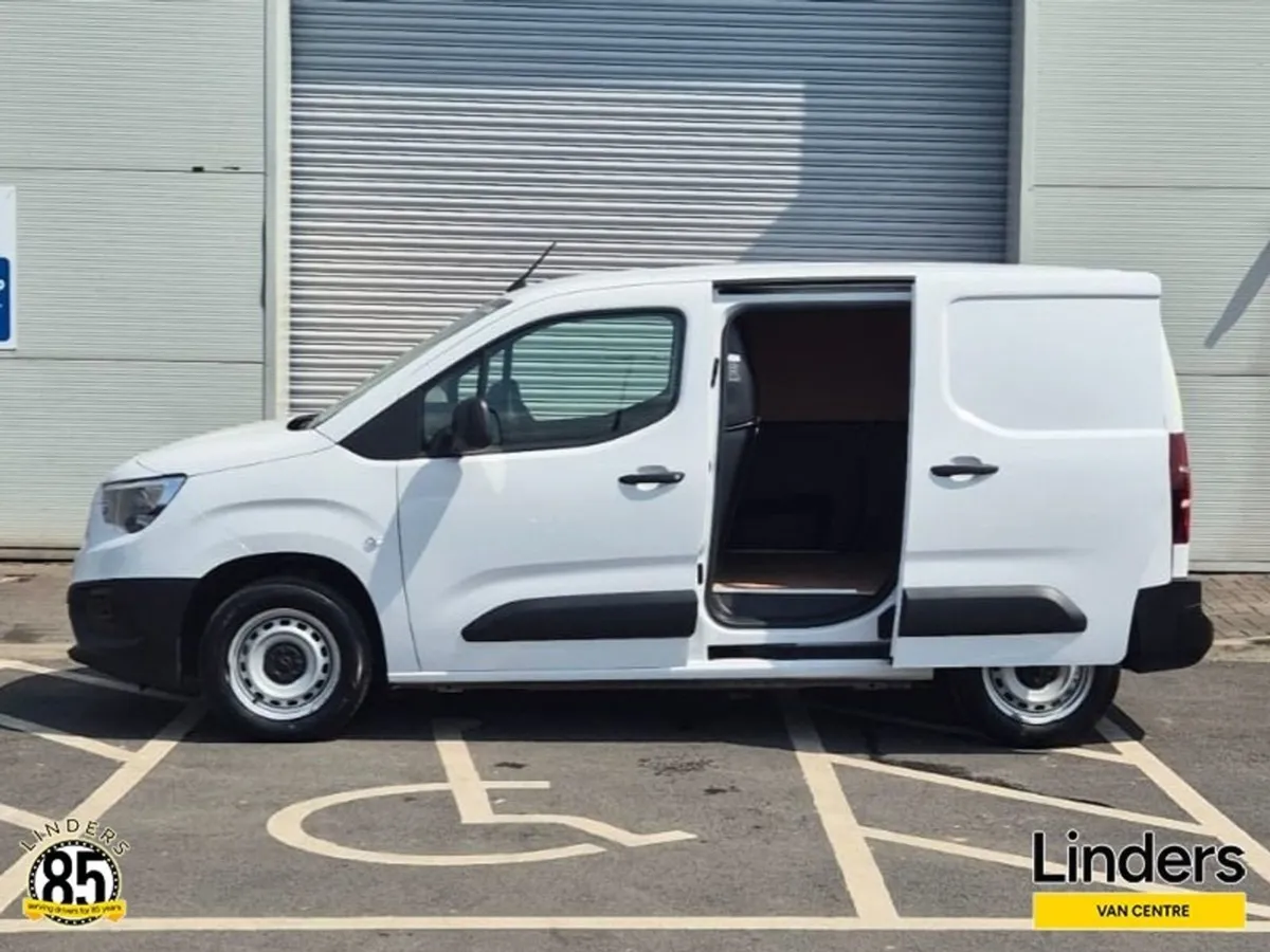 Opel Combo 3 Seats Low KMS - Image 3