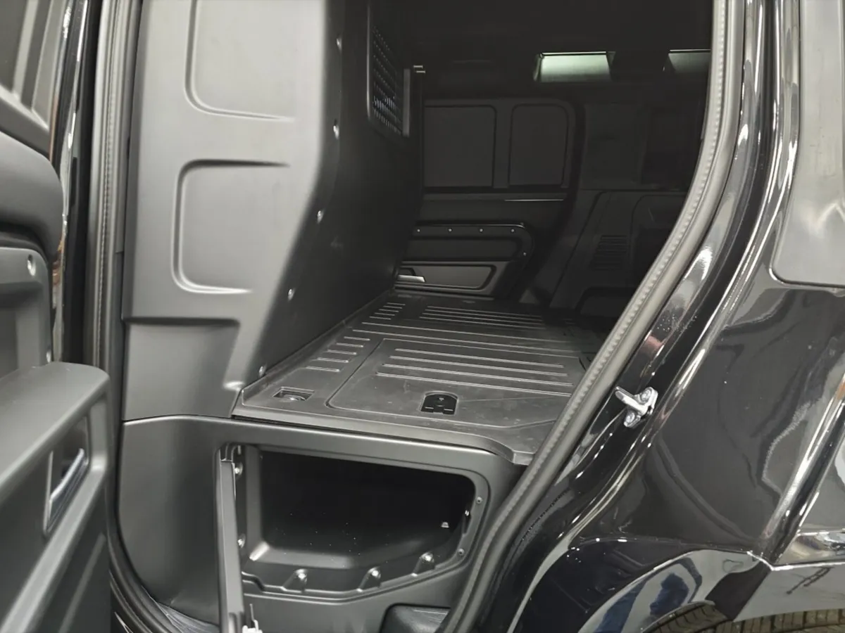 Land Rover Defender 110 Diesel X-Dynamic HSE - Image 4