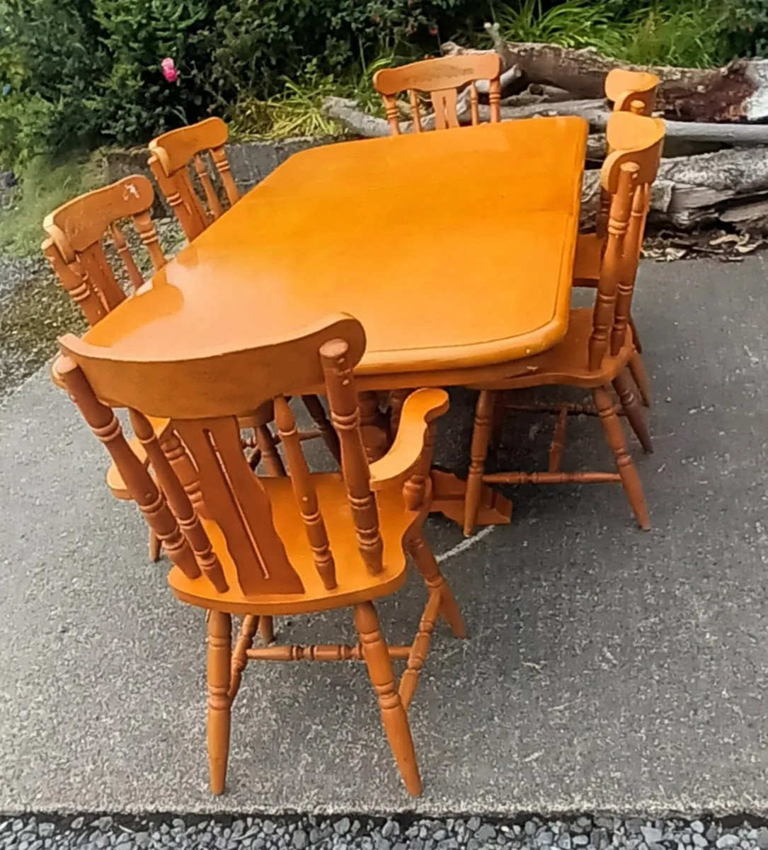 Extendable table & 6 chairs - Image 3