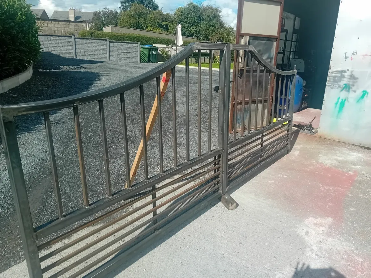 Entrance gates - Image 2