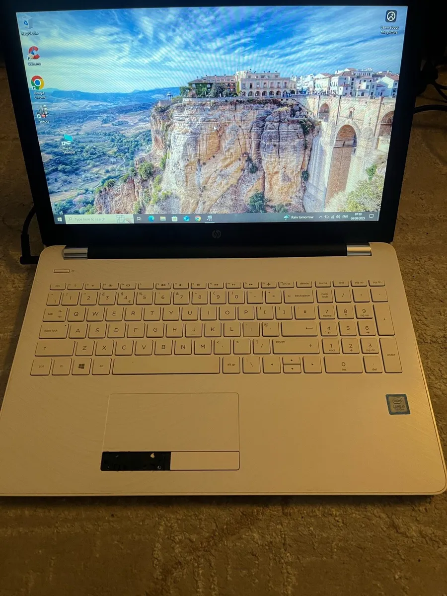White hp laptop - Image 1