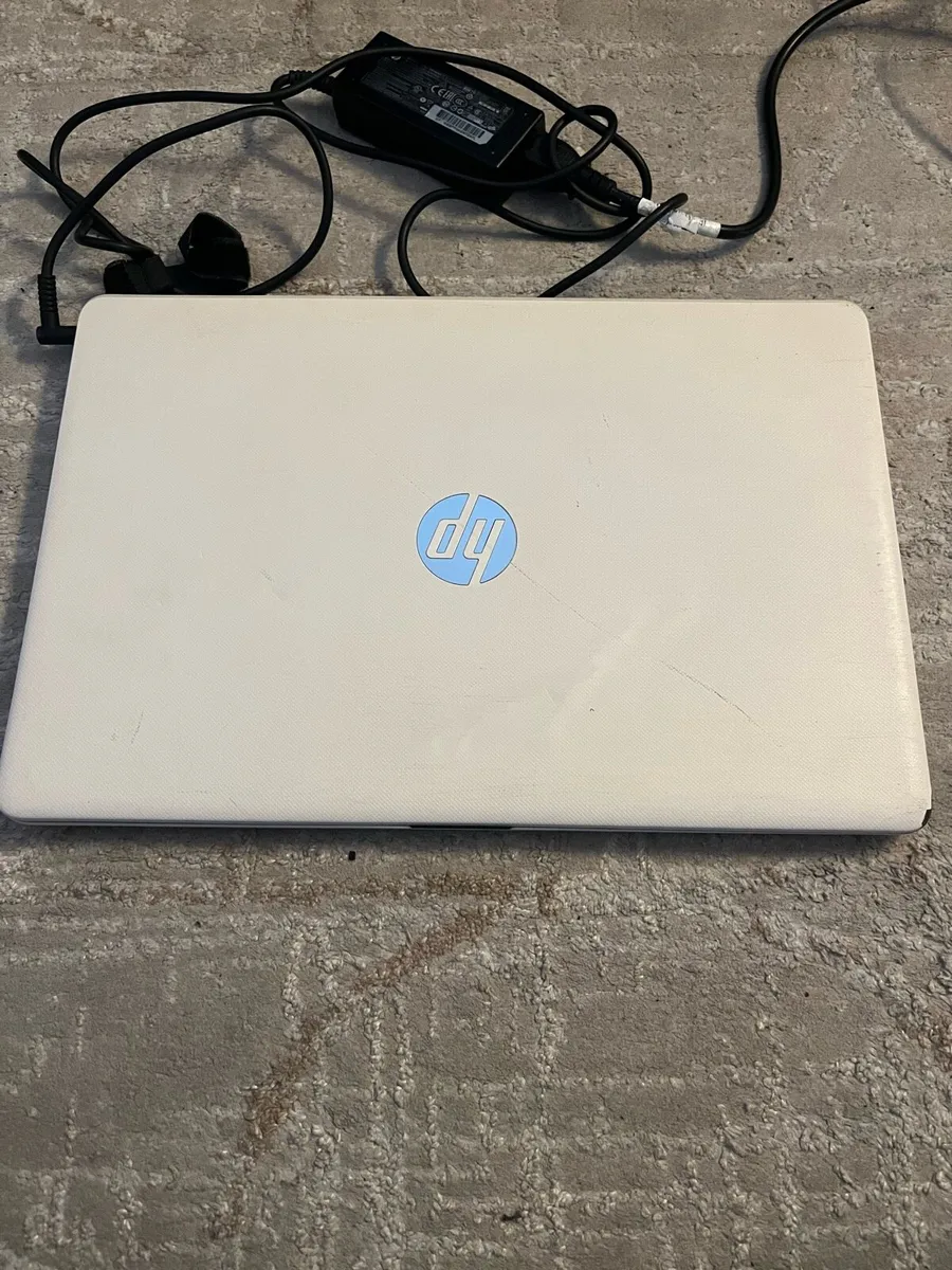 White hp laptop - Image 2