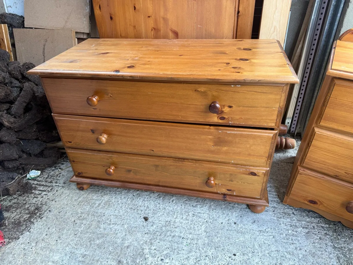 Double bed frame, 2 side lockers, 1chest of drawer - Image 1