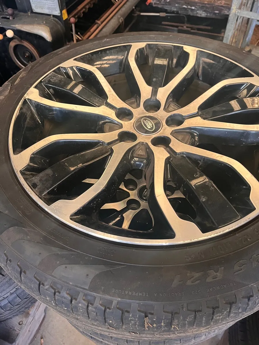 Range Rover Sport 21” alloy wheels