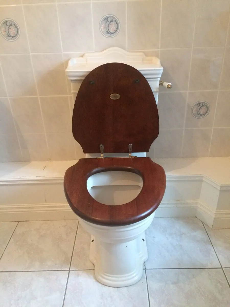 Toilet and matching basin - Image 3